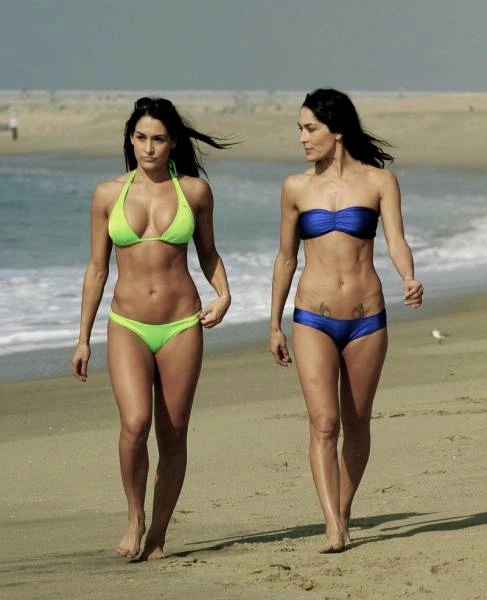 Смішні фото дівчат з великими грудьми та їх подругами (42 фото) – фото 32