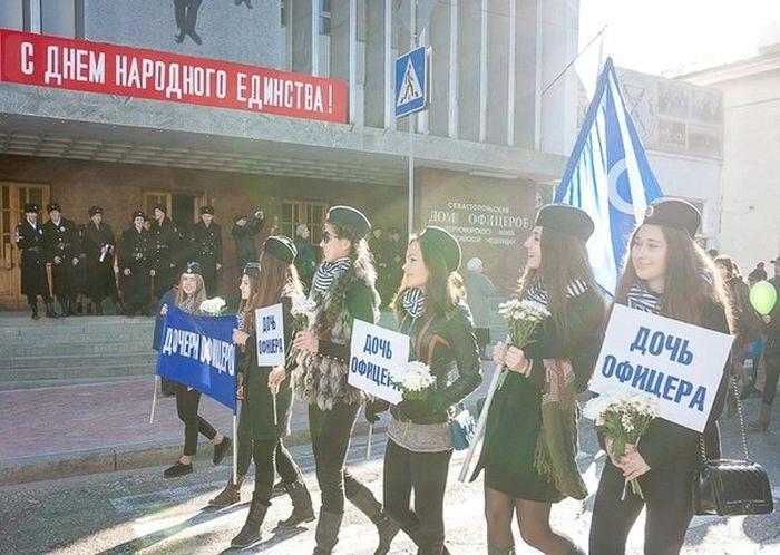 Дочки офіцерів на святковому шестві в Севастополі (8 фото)
