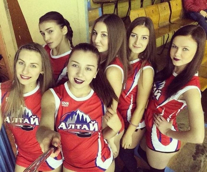Алтайські чирлідерки влаштували страйк і відмовилися танцювати на матчах хокейного клубу "Алтай" (24 фото)