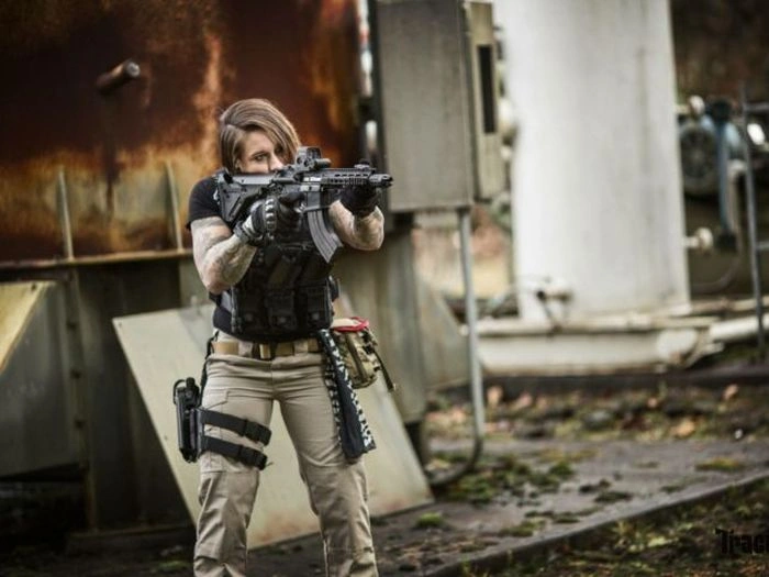 Дівчина-ветеран збройних сил США ловить браконьєрів в Африці (23 фото) – фото 14