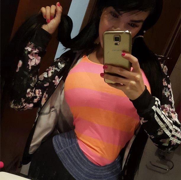 Алейра Авендано з Венесуели не розлучається з корсетом навіть уві сні (24 фото)