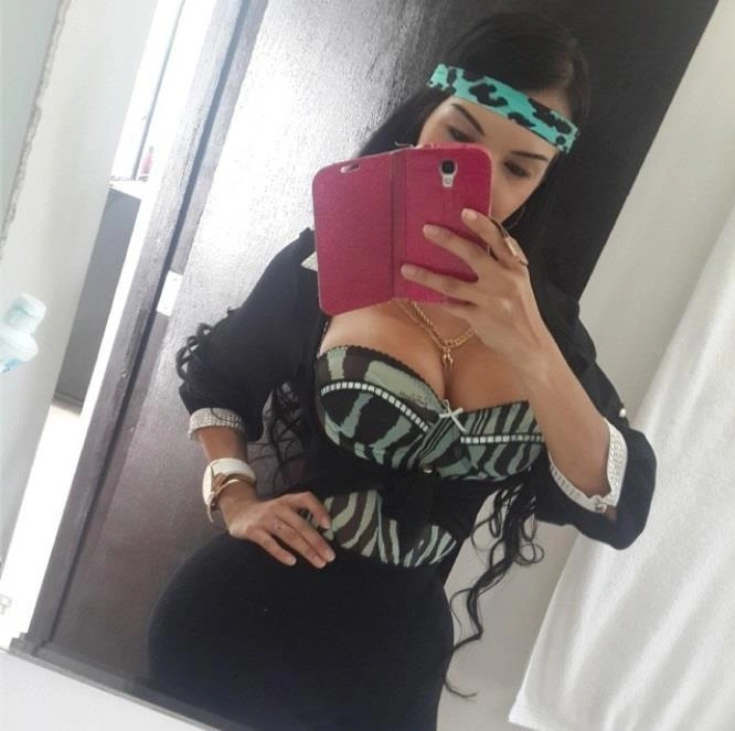 Алейра Авендано з Венесуели не розлучається з корсетом навіть уві сні (24 фото) – фото 8