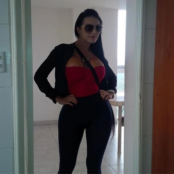 Алейра Авендано з Венесуели не розлучається з корсетом навіть уві сні (24 фото) – фото 12