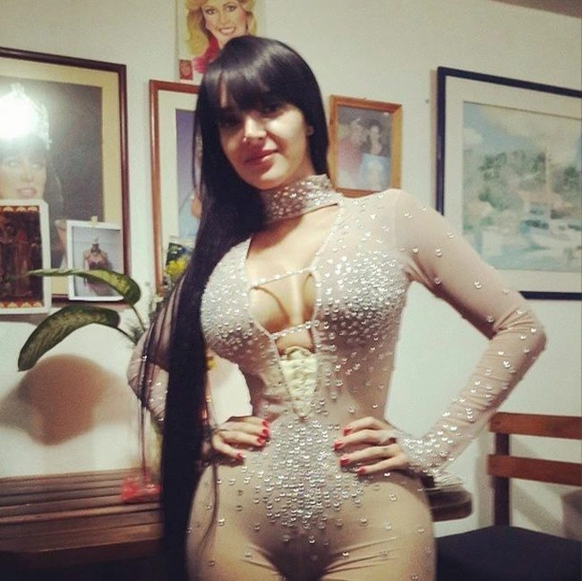 Алейра Авендано з Венесуели не розлучається з корсетом навіть уві сні (24 фото) – фото 23