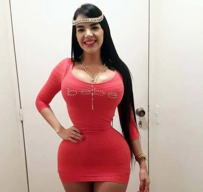 Алейра Авендано з Венесуели не розлучається з корсетом навіть уві сні (24 фото) – фото 24