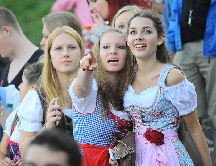 Фотозвіт: дівчата Октоберфесту (71 фото) – фото 71