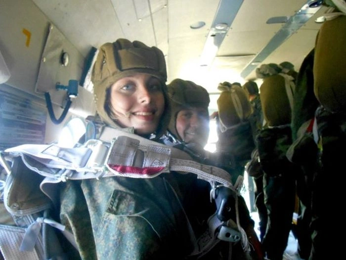 Загадка дня: вгадайте професію цієї дівчини (42 фото) – фото 33