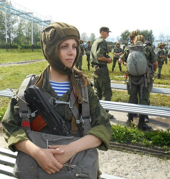 Загадка дня: вгадайте професію цієї дівчини (42 фото) – фото 40