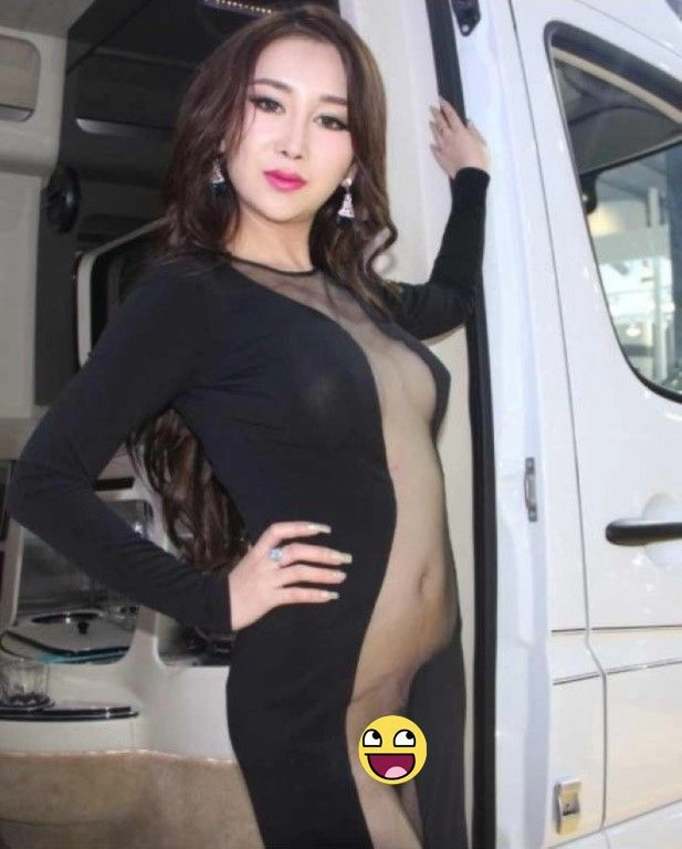 Сексуальна модель на автовиставці (6 фото) – фото 6