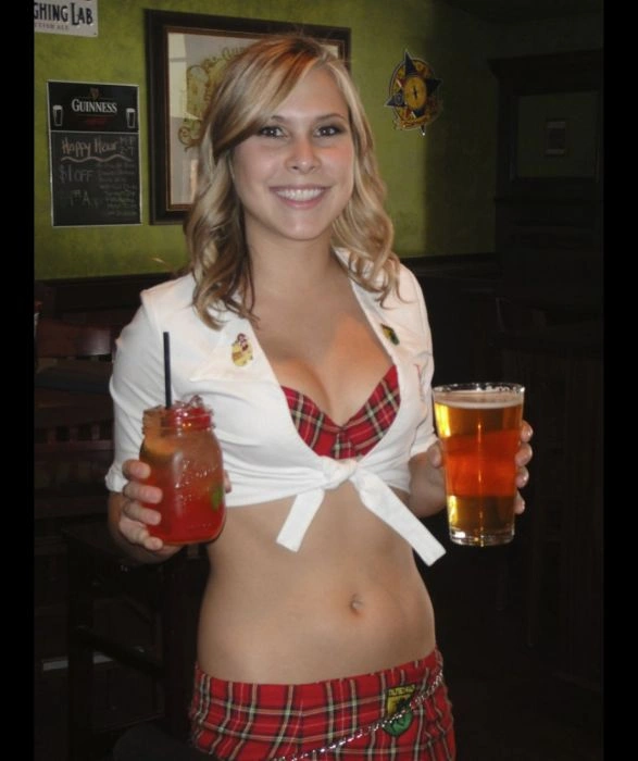 Привабливі дівчата-офіціантки в пабі (40 фото) – фото 7