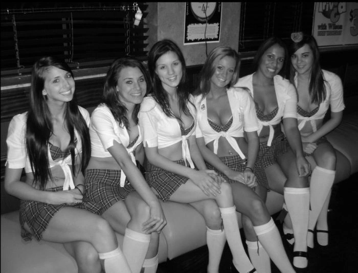 Привабливі дівчата-офіціантки в пабі (40 фото) – фото 8