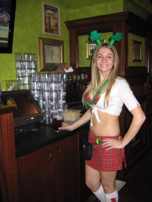 Привабливі дівчата-офіціантки в пабі (40 фото) – фото 10