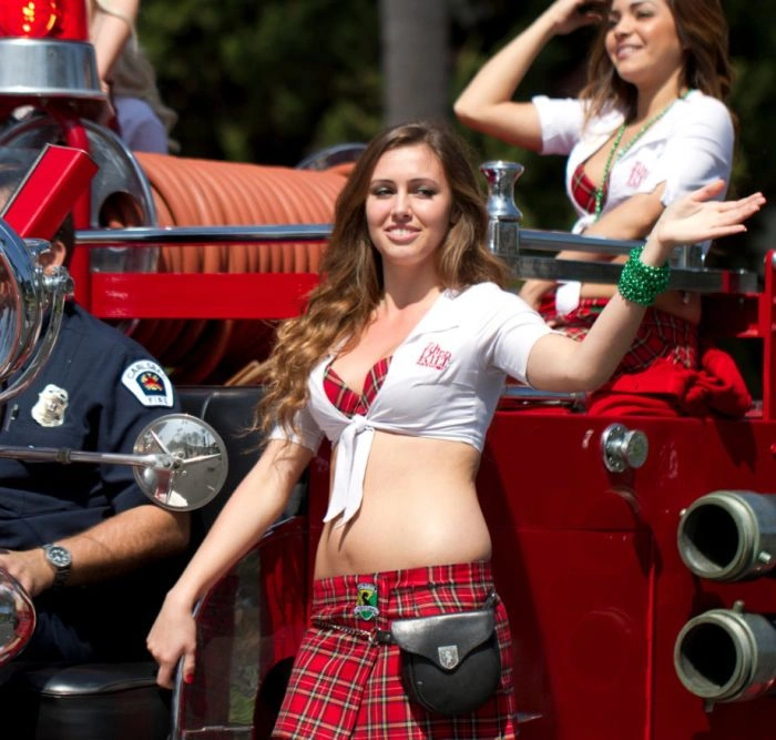 Привабливі дівчата-офіціантки в пабі (40 фото) – фото 16