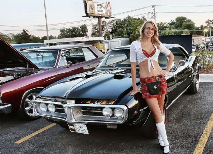 Привабливі дівчата-офіціантки в пабі (40 фото) – фото 31