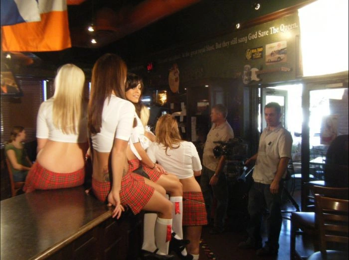 Привабливі дівчата-офіціантки в пабі (40 фото) – фото 33