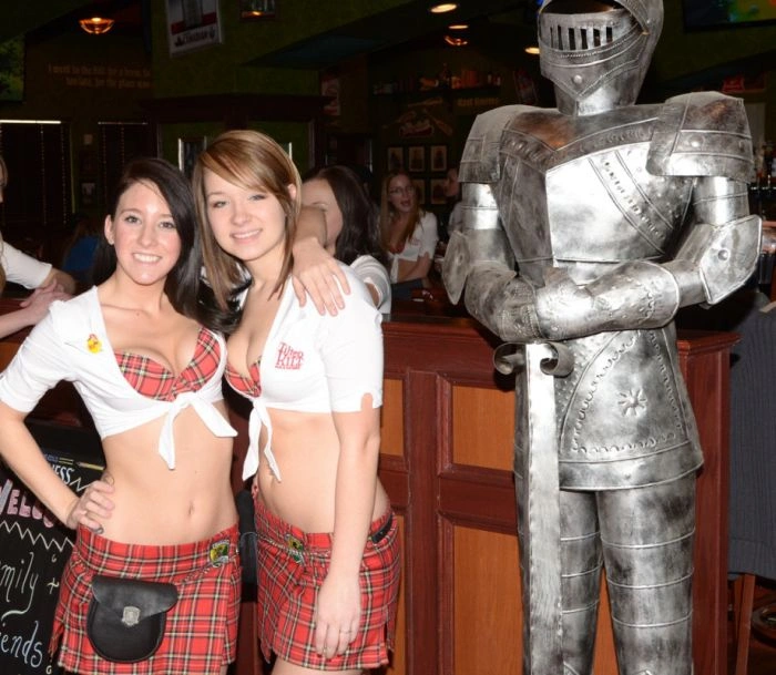 Привабливі дівчата-офіціантки в пабі (40 фото) – фото 34