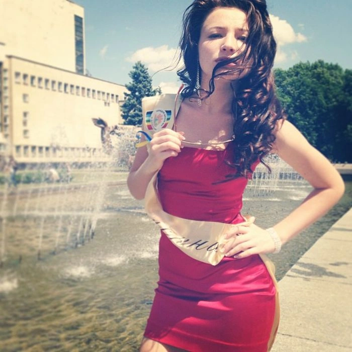 Випускниці на останньому дзвонику 2013 (89 фото)