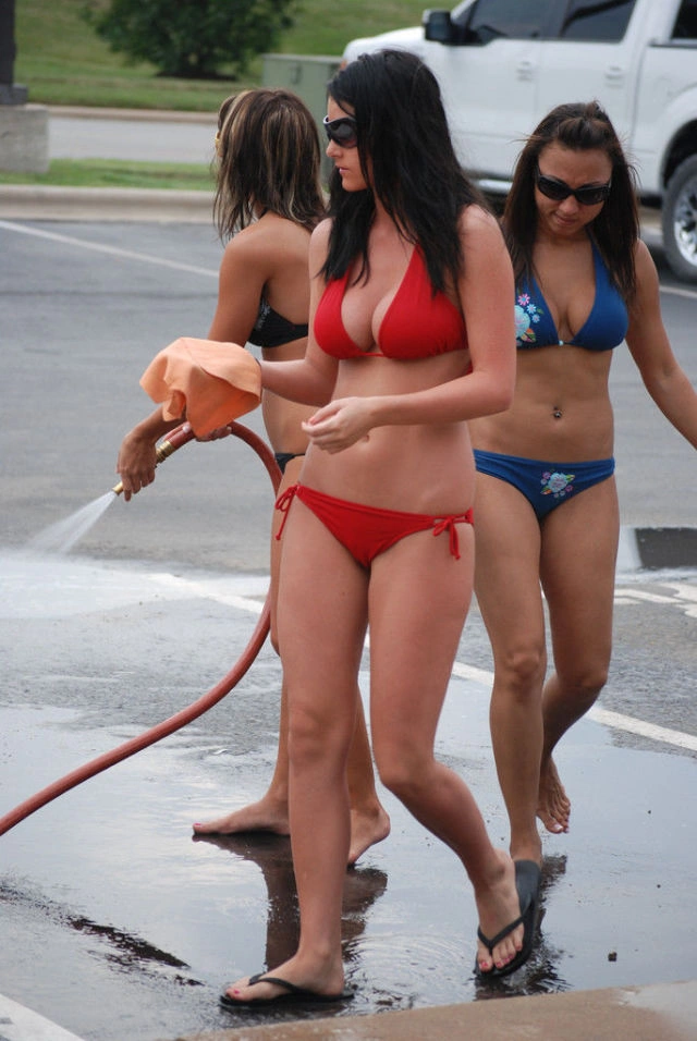 Мийка автомобілів та привабливі робітниці в бікіні (69 фото) – фото 24