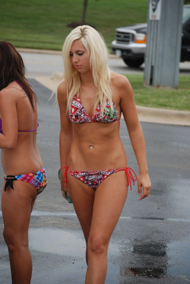 Мийка автомобілів та привабливі робітниці в бікіні (69 фото) – фото 44