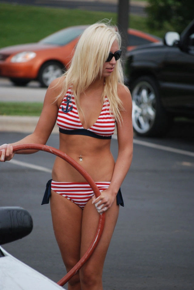 Мийка автомобілів та привабливі робітниці в бікіні (69 фото) – фото 54