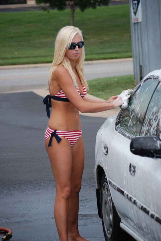 Мийка автомобілів та привабливі робітниці в бікіні (69 фото) – фото 59