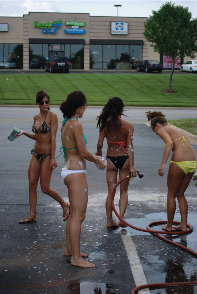 Мийка автомобілів та привабливі робітниці в бікіні (69 фото) – фото 64