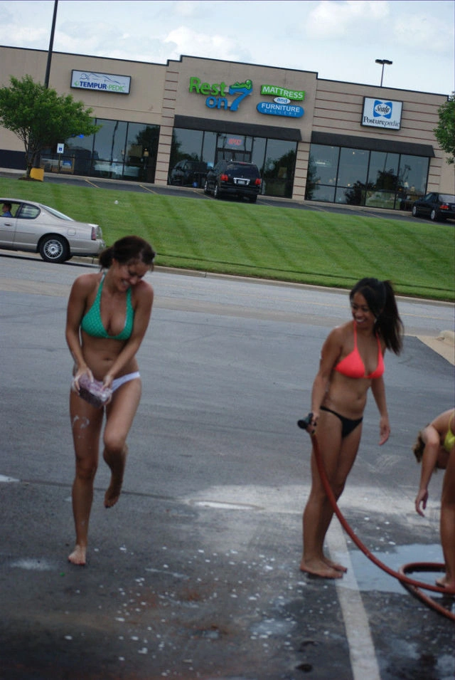 Мийка автомобілів та привабливі робітниці в бікіні (69 фото) – фото 66