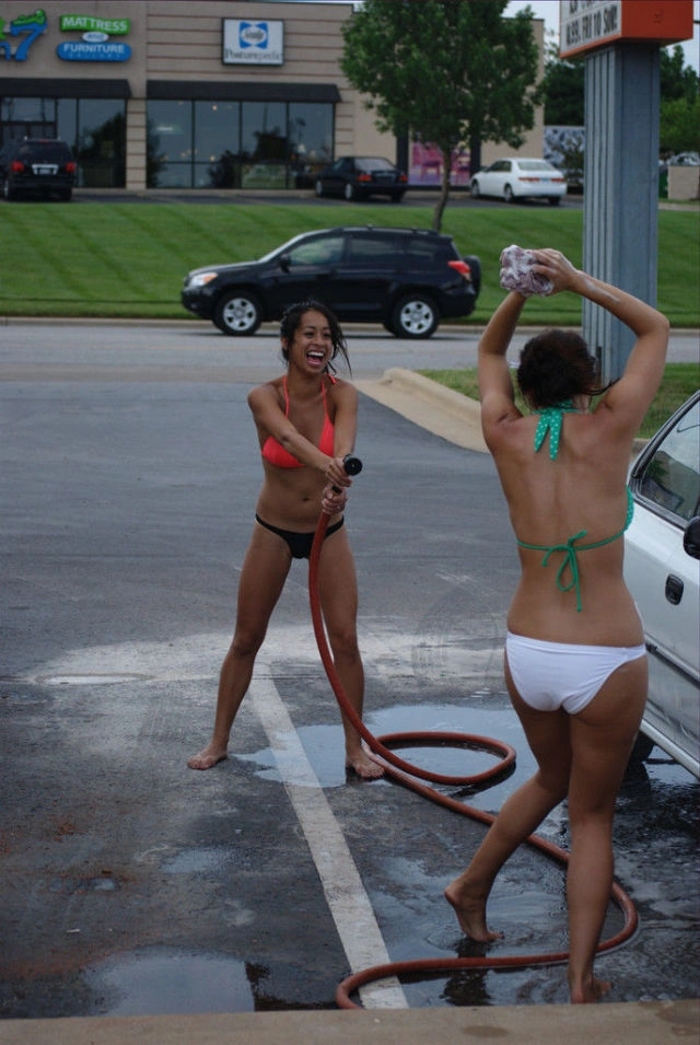 Мийка автомобілів та привабливі робітниці в бікіні (69 фото) – фото 68