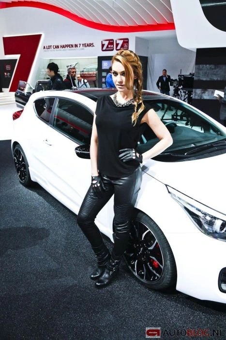 Велика підбірка дівчат з Женевського автосалону (130 фото) – фото 21