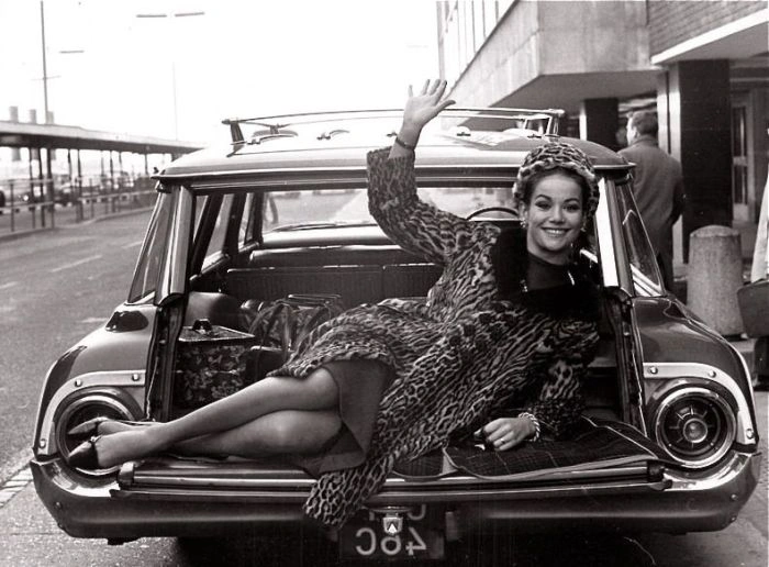 Сексуальні дівчата та ретро автомобілі (64 фото) – фото 25
