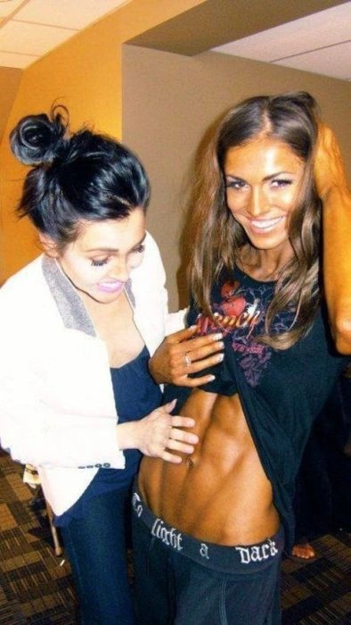 Спортивні дівчата з кубиками на животі (45 фото) – фото 31