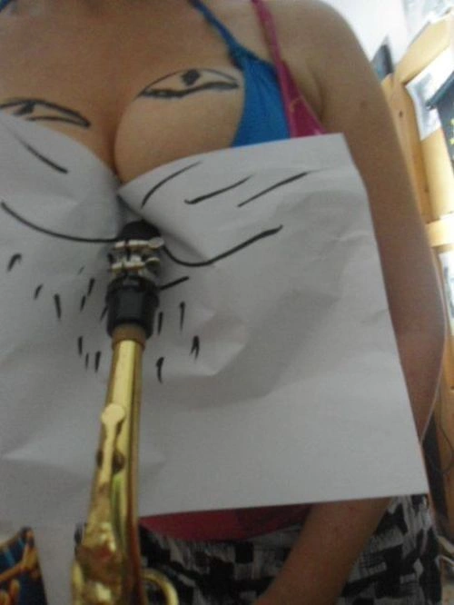 Дівчина з великими грудьми розважається сама по собі (6 фото) – фото 1