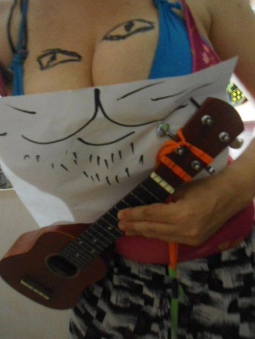 Дівчина з великими грудьми розважається сама по собі (6 фото) – фото 4