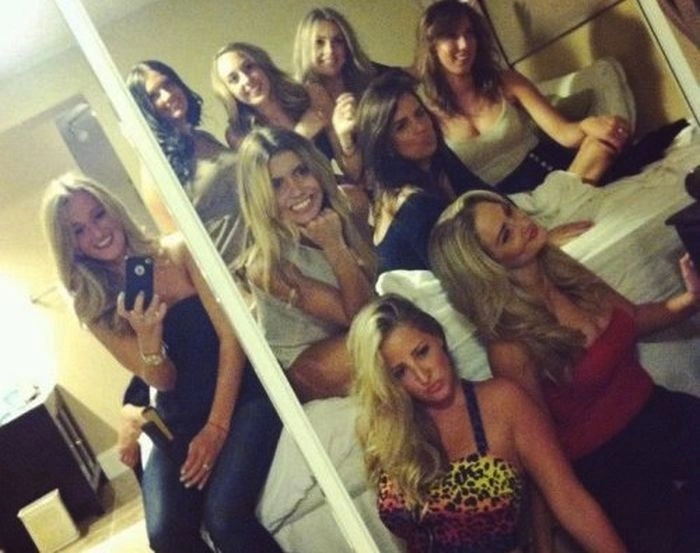 Гарні дівчата перед дзеркалом (45 фото) – фото 3