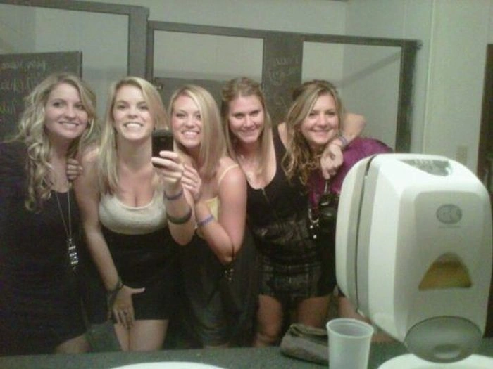 Гарні дівчата перед дзеркалом (45 фото) – фото 9