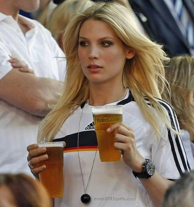 Вболівальниці з чемпіонатів Євро 2008-2012 (80 фото) – фото 71