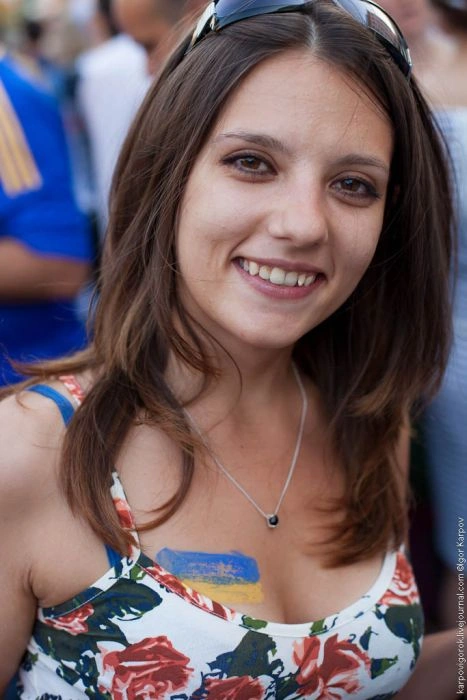 Вболівальниці на матчі Україна-Швеція (30 фото) – фото 6