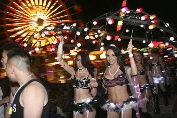 Дівчата з фестивалю електронної музики Electric Daisy 2012 (38 фото) – фото 27