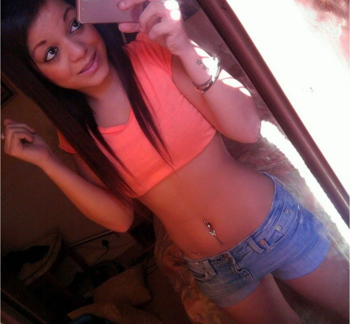 Худі дівчата в джинсових шортах (49 фото) – фото 5