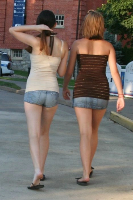 Худі дівчата в джинсових шортах (49 фото) – фото 17