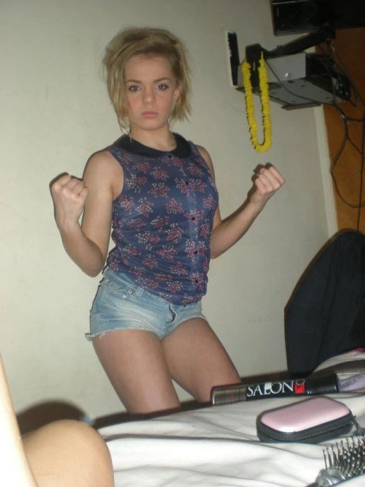 Худі дівчата в джинсових шортах (49 фото) – фото 37