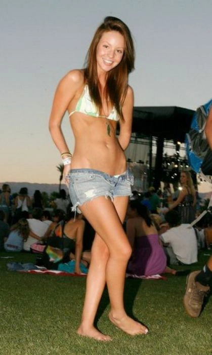 Худі дівчата в джинсових шортах (49 фото) – фото 38