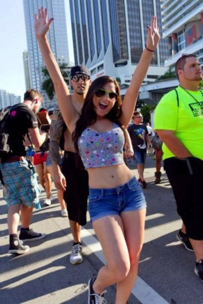 Худі дівчата в коротких шортах (30 фото) – фото 7