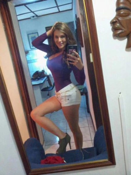 Худі дівчата в коротких шортах (30 фото) – фото 11