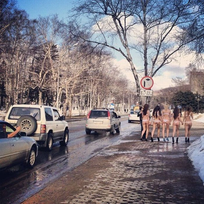 Весна прийшла - дівчата почали роздягатися (2 фото) – фото 1