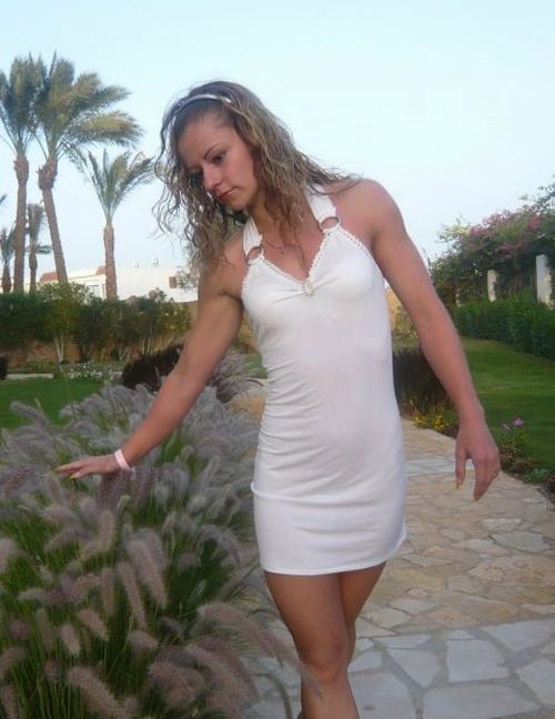 Загадка дня. Вгадайте, чим займається ця дівчина? (22 фото) – фото 2