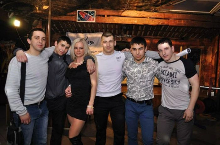 Загадка дня. Вгадайте, чим займається ця дівчина? (22 фото) – фото 4