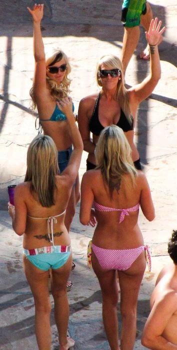 Дівчата у басейні (102 фото) – фото 54