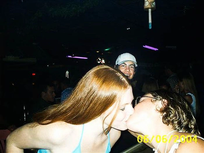 Фотобомби з цілуючимися дівчатами (59 фото) – фото 4