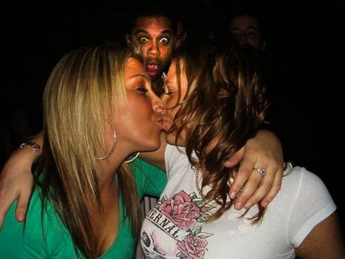 Фотобомби з цілуючимися дівчатами (59 фото) – фото 11